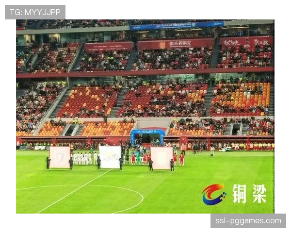 替补席功能区全面升级：铜梁龙体育场皮质座席整齐排列，观感舒适度明显提升